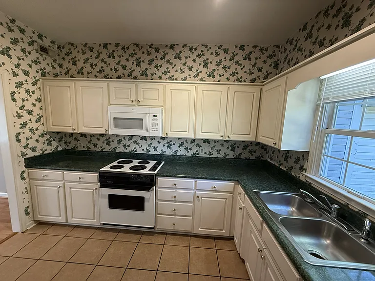 394 W Pointe Dr — Photo 7