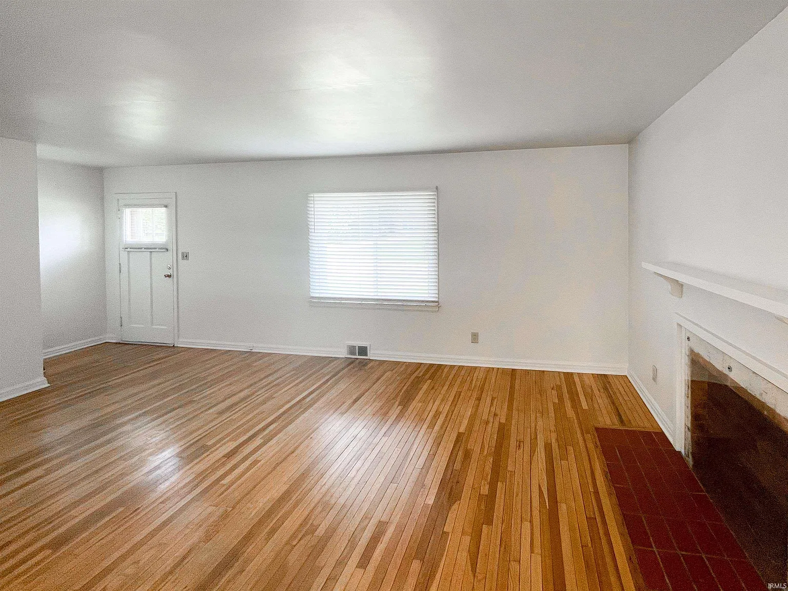 3 bed, 1.5 bath, 2304 sqft, $1,980 — Photo 3