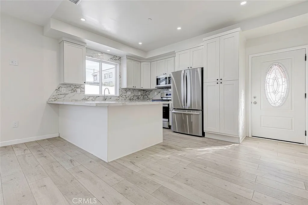 3 bed, 1250 sqft, $3,250 — Photo 4