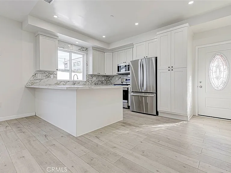 7408 Radford Ave — Photo 4