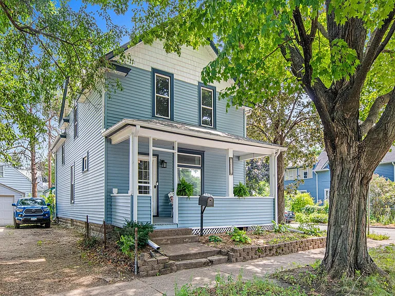 1002 Oxford St N — Photo 3