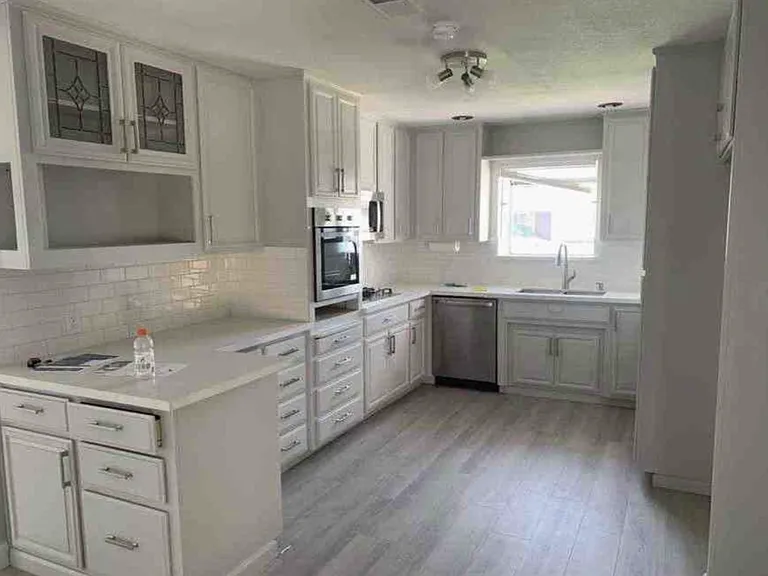 5049 Driftwood Dr — Photo 3