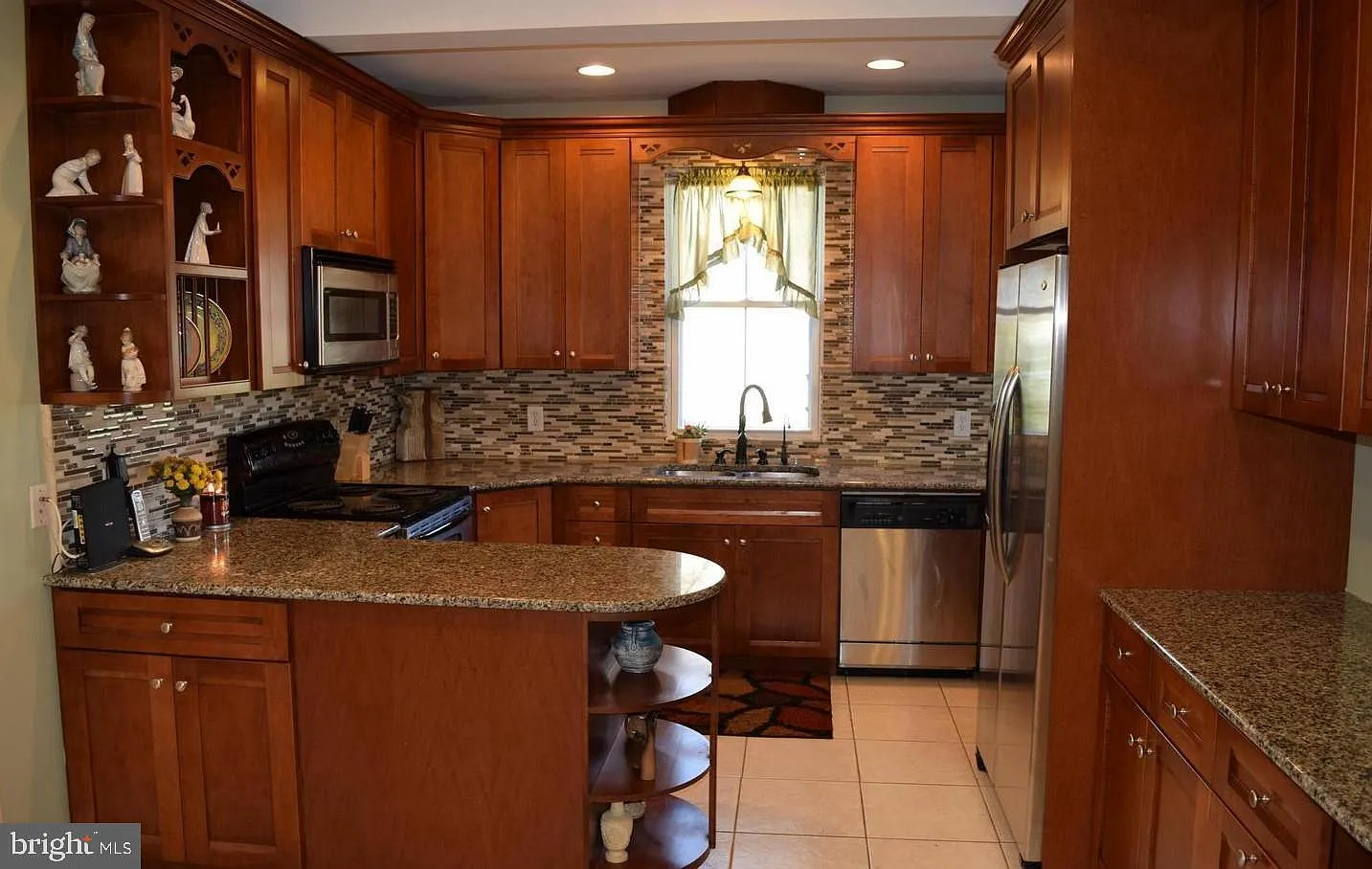 3 bed, 2496 sqft, $3,000 — Photo 3