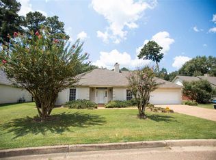 423 Autumn Creek Dr, Ridgeland, MS 39157