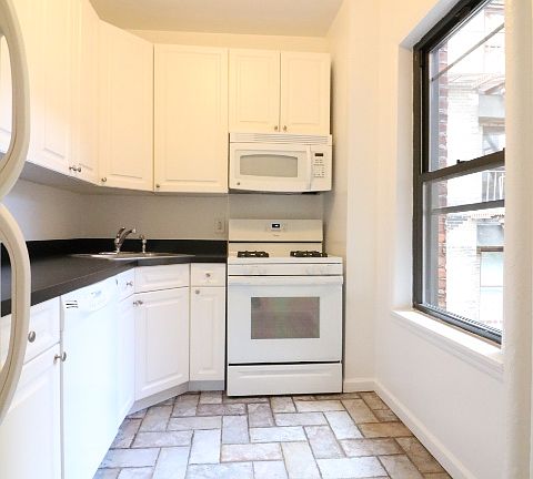 5th image of 22 W 77th St #65A