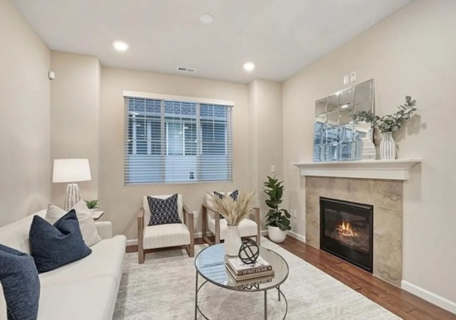 Air Conditioned Beautiful Home in Lynnwood — Photo 3