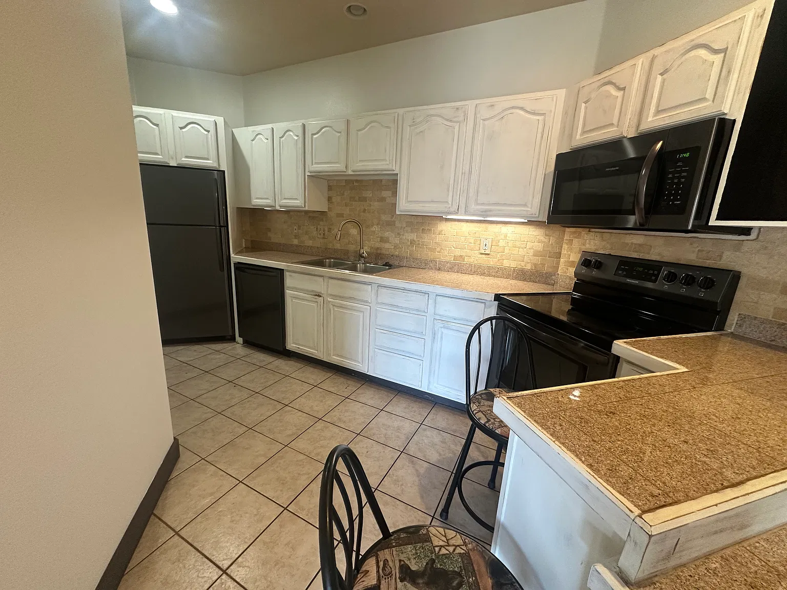 2 bed, 1128 sqft, $3,600 — Photo 2