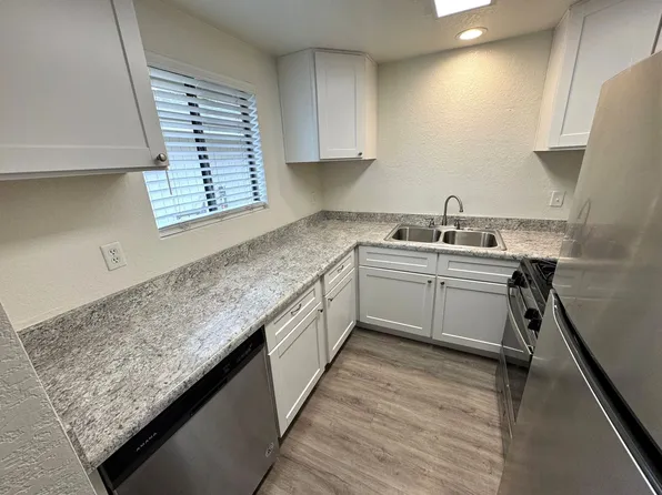 6 Dakota Dr APT D, Ventura, CA 93001