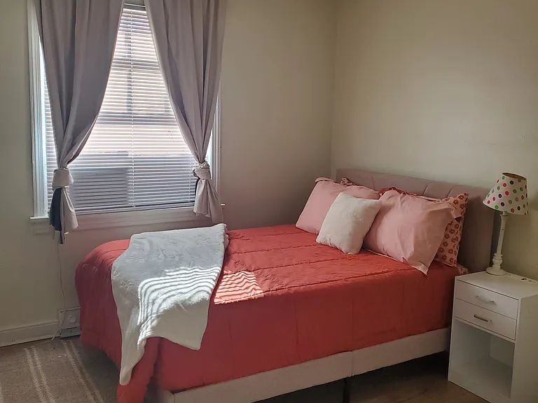 900 Ridgecliff Dr — Photo 1