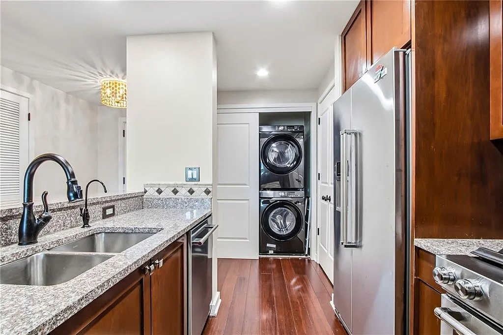 3 bed, 2.5 bath, 1876 sqft, $4,500 — Photo 2