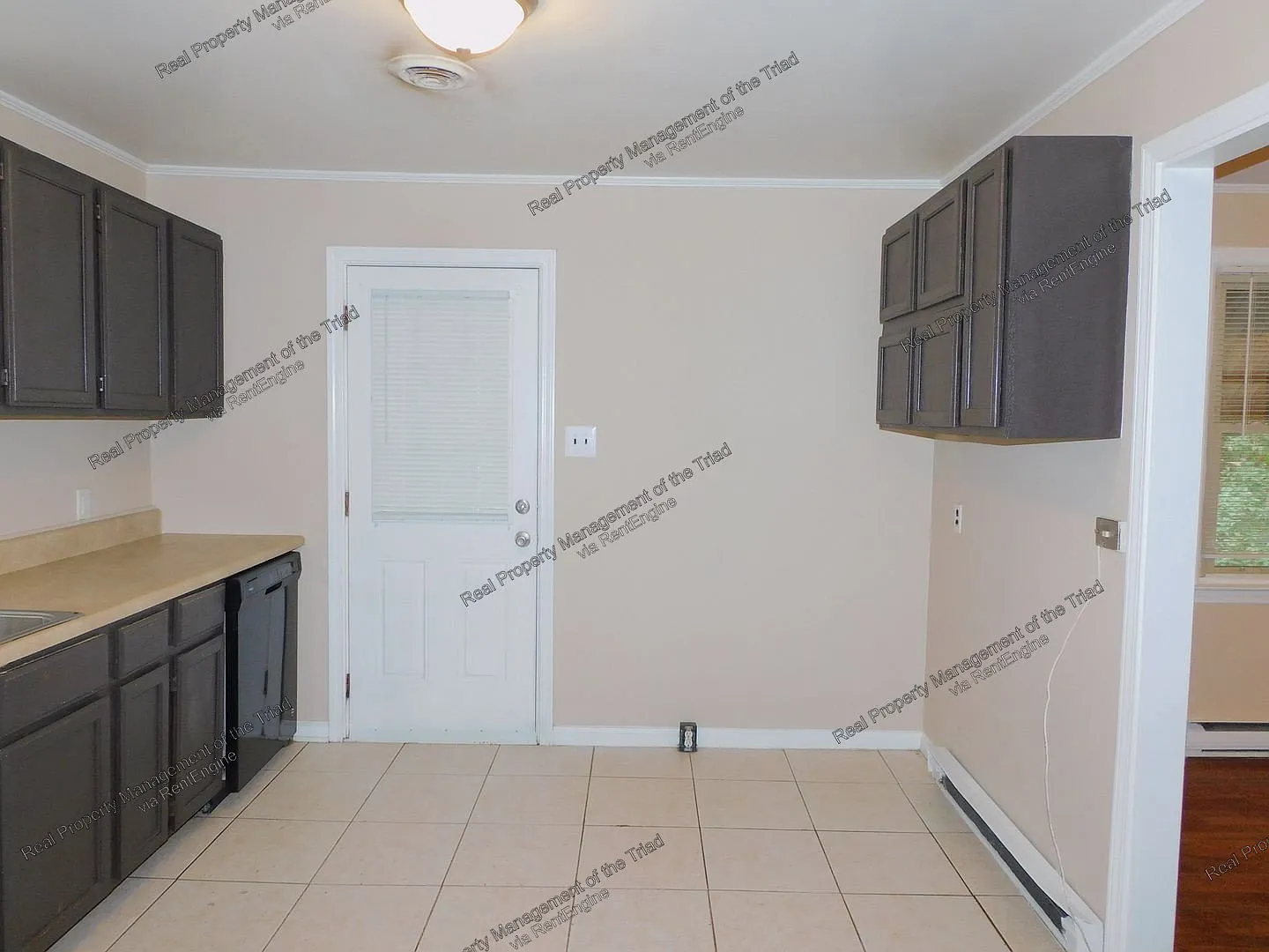 3 bed, 2.0 bath, 1950 sqft, $1,350 — Photo 4