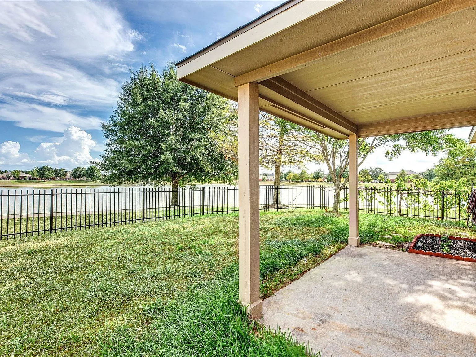 4 bed, 2.5 bath, 2065 sqft, $2,300 — Photo 3