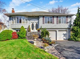 19 Duck Ln, West Islip, NY 11795