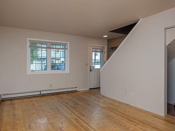 3rd image of 1040 Evergreen St