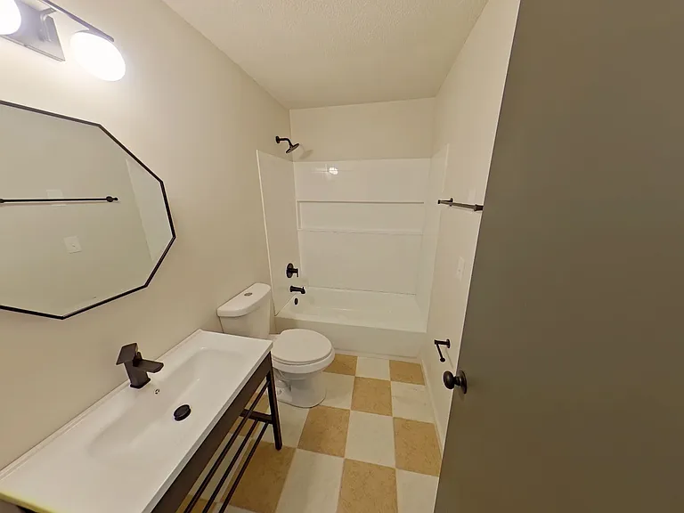 University Manor - Newly Renovated Units just a short walk from Campus! — Photo 28
