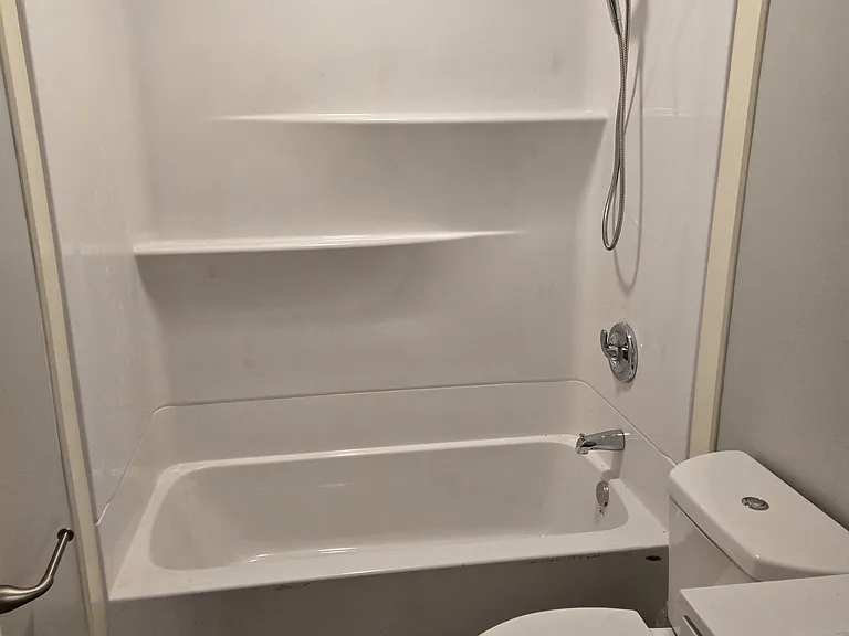 New full tub/shower with spray head