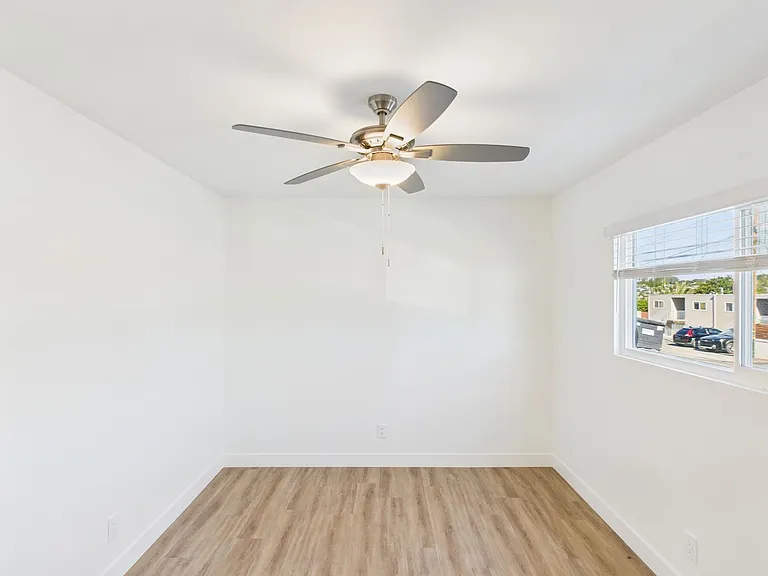 330 W I St — Photo 27