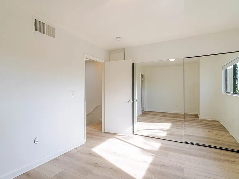 15113 Saticoy St #16 — Photo 12