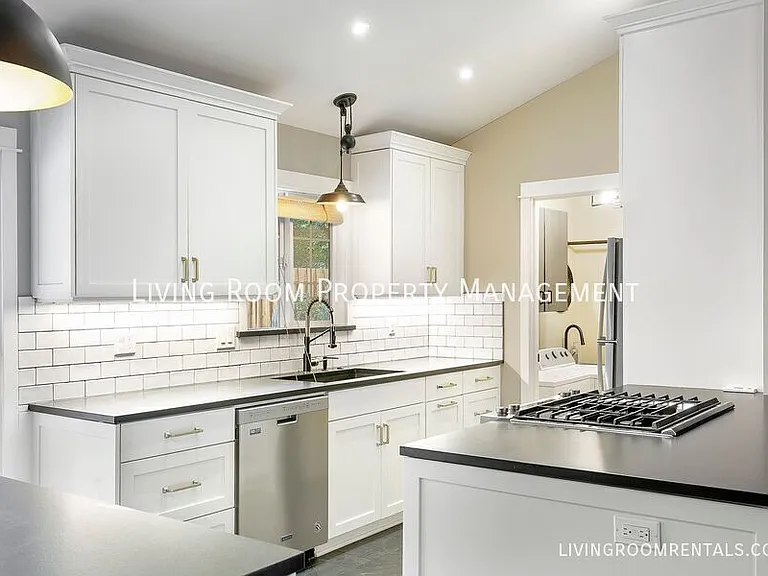 2040 SW Huntington Ave — Photo 5