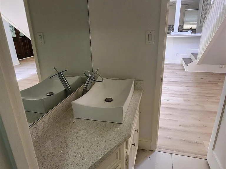 2127 Manor Green Dr — Photo 28