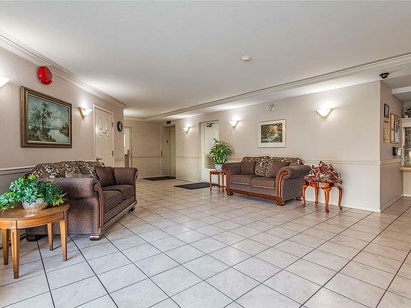 3rd image of 180 Hollywood Rd N #308