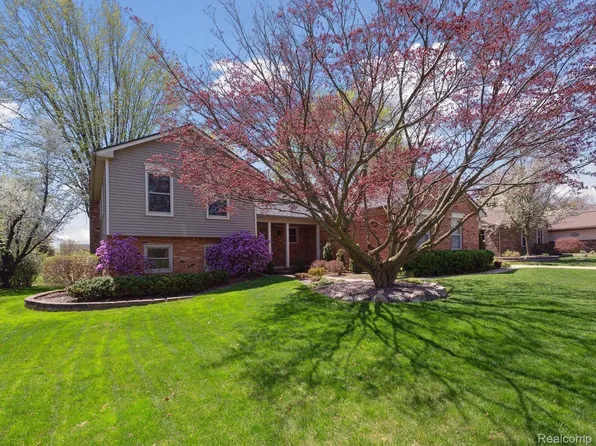 21231 Parklane St, Farmington, MI 48335