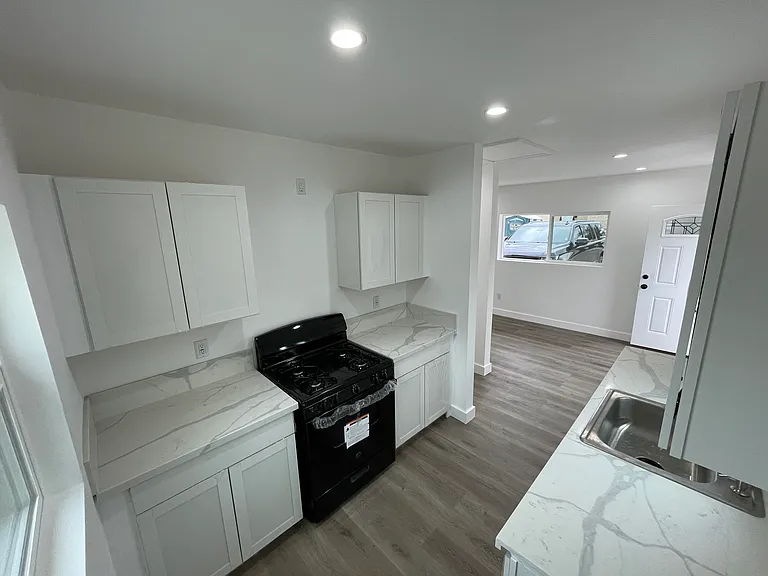 1634 Agnew St — Photo 7