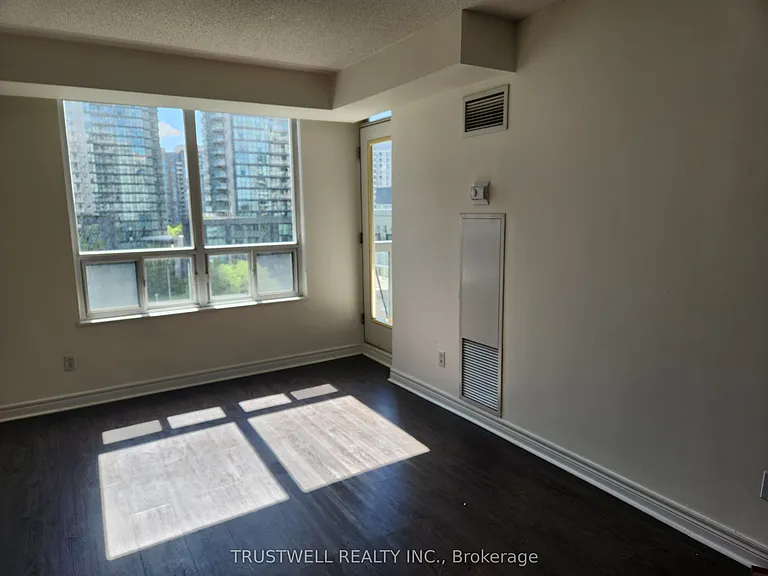 28 Empress Ave #1015 — Photo 1