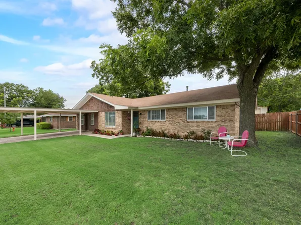 704 E Nelson St, Bowie, TX 76230