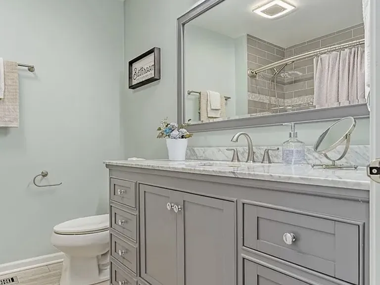 Upper Level Bathroom 2