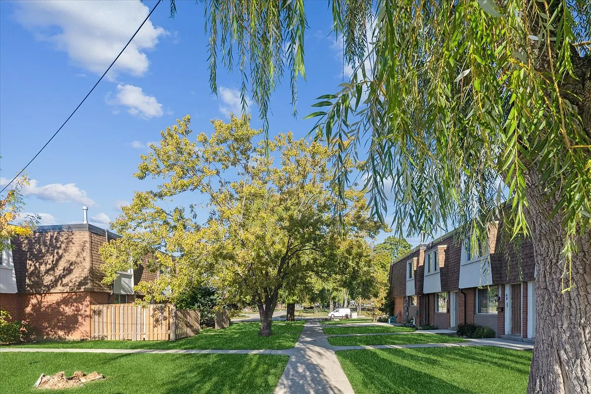 1560 Bloor Street East Townhomes — Photo 3