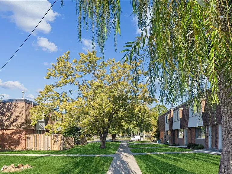 1560 Bloor St — Photo 3