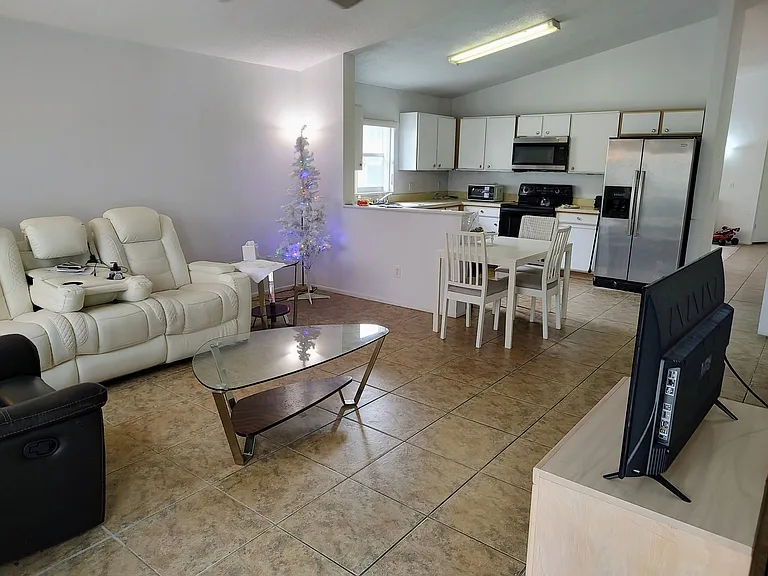 521 Castlemain Cir — Photo 17