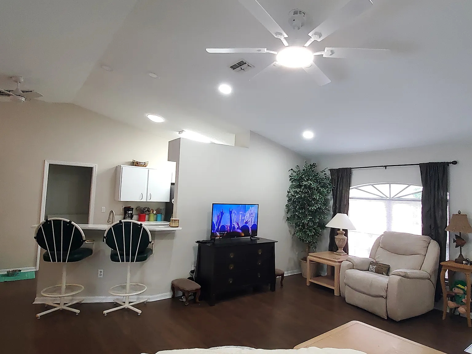 3 bed, 1533 sqft, $2,100 — Photo 4