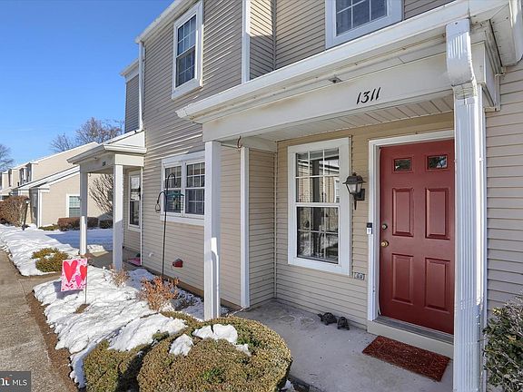 3rd image of 1311 Cambridge Ct