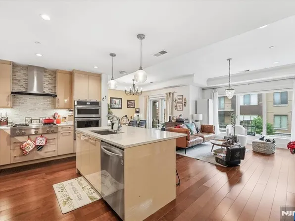 150 Henley Pl APT 210, Weehawken, NJ 07086