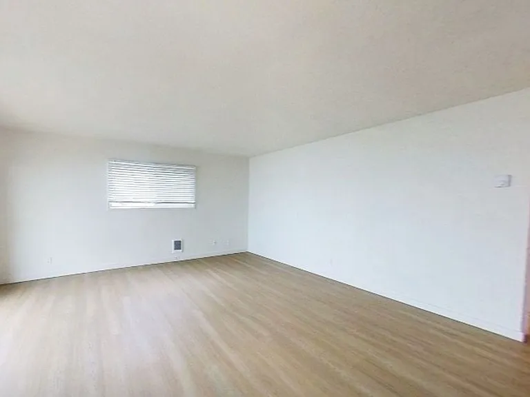 490 S State St — Photo 7