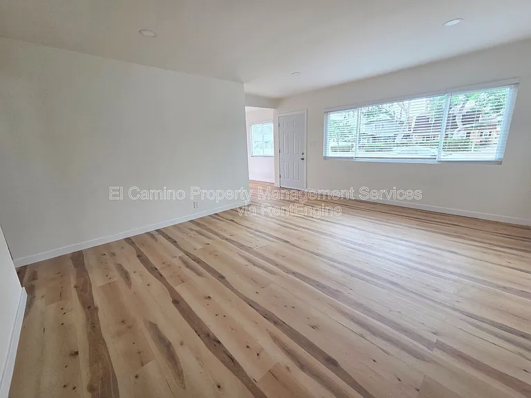 3164 Pine Ave — Photo 7