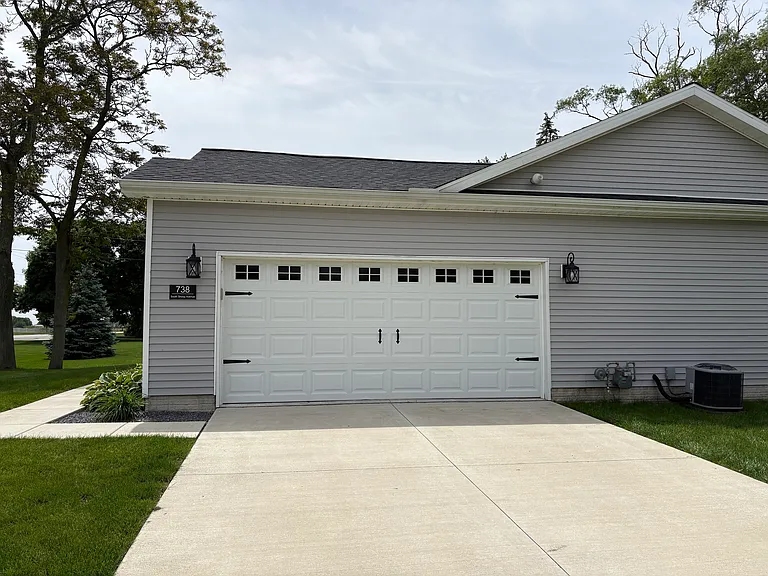 738 S Shoop Ave — Photo 3