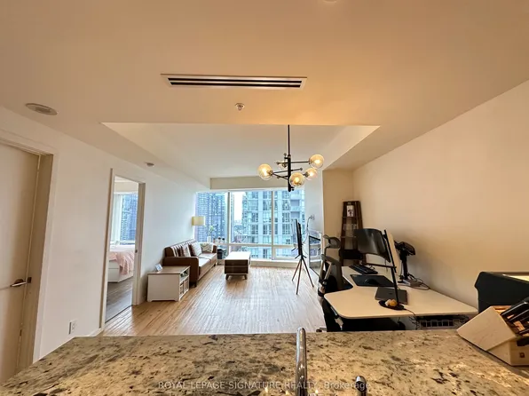 180 University Ave, Toronto, ON