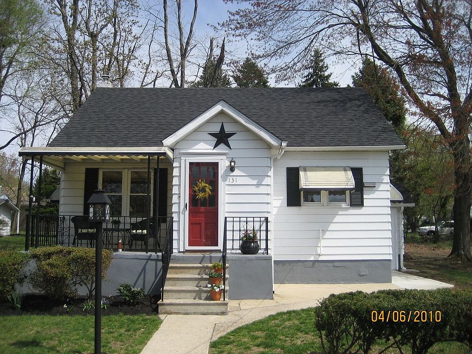 Excellent Curb Appeal!