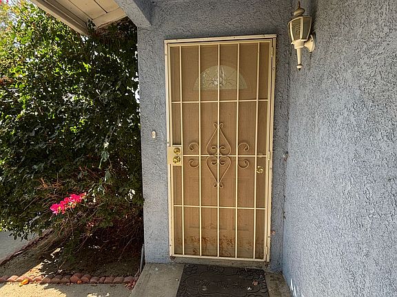 2nd image of 466-470 W 5th St #468