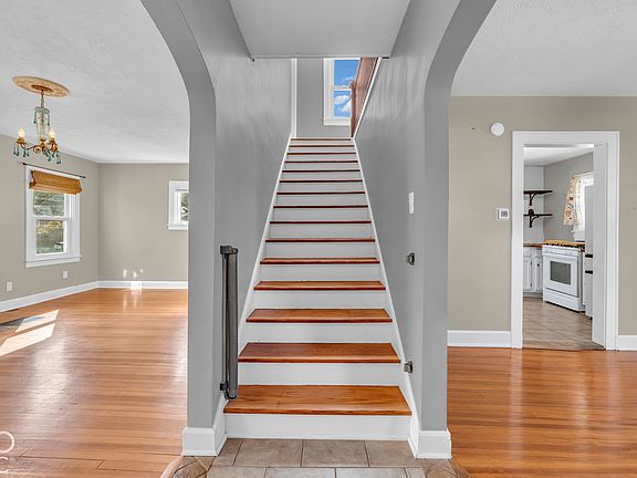 3rd image of 221 Herriott St