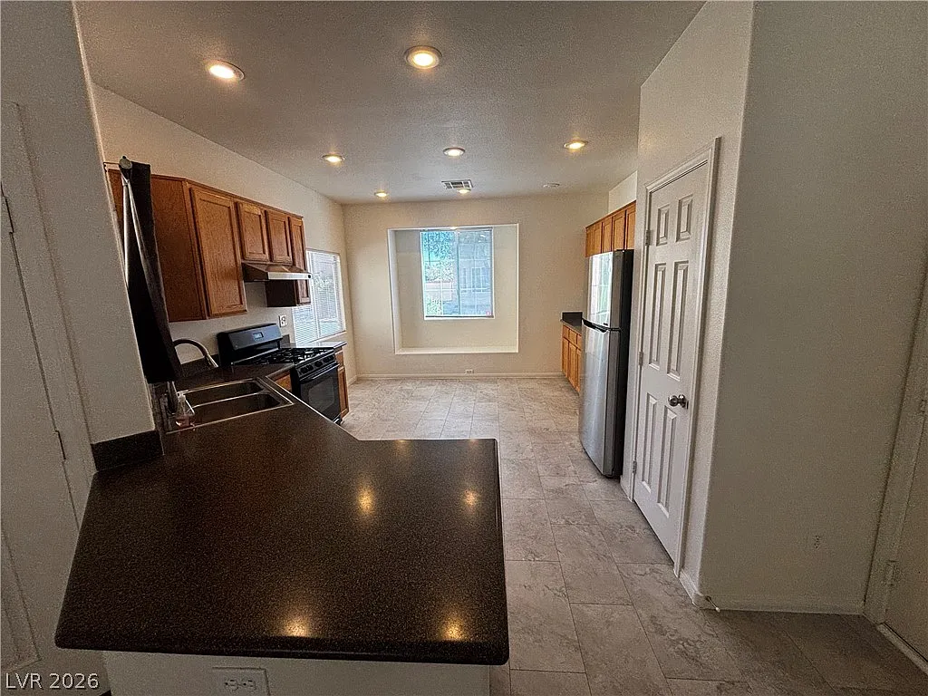 3 bed, 2.5 bath, 1390 sqft, $2,100 — Photo 2