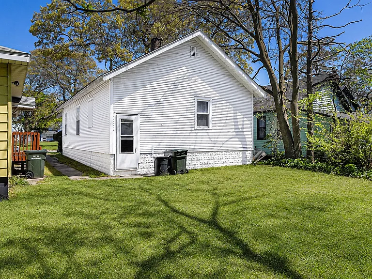 1089 Sophia St — Photo 16