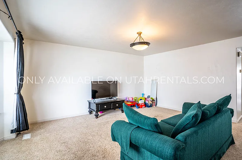 5 bed, 3.5 bath, 2235 sqft, $2,350 — Photo 3