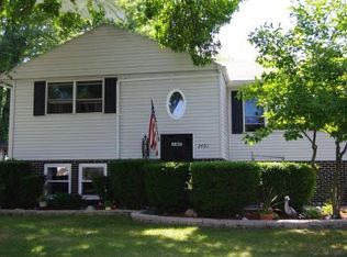 2401 Robin Ln, Rolling Meadows, IL 60008