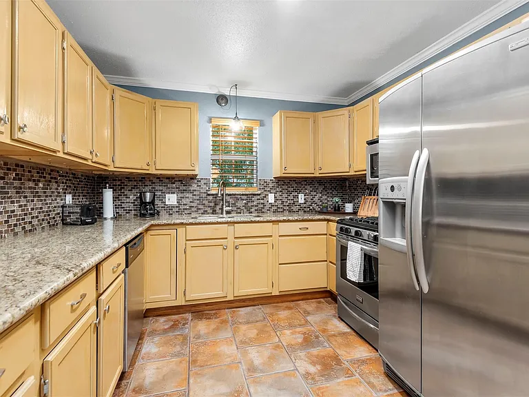 114 Grand Ave — Photo 13