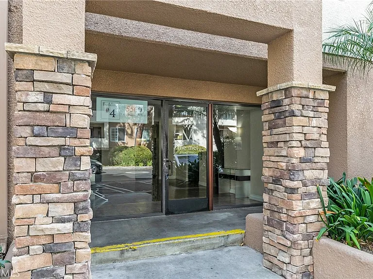 5500 Owensmouth Ave #317 — Photo 4