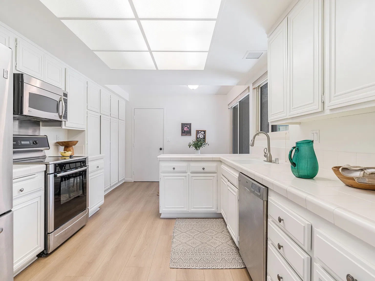 2 bed, 1064 sqft, $3,200 — Photo 4